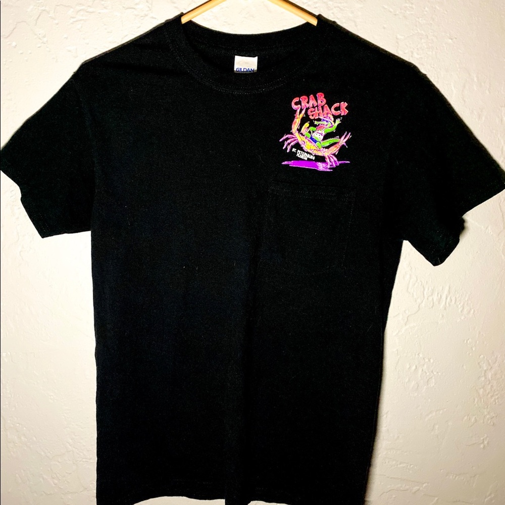 🐊Unique Thrifted Shirt🦀